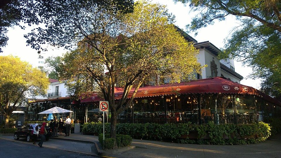 Sidewalk restaurants on Lincoln Park in Polanquito