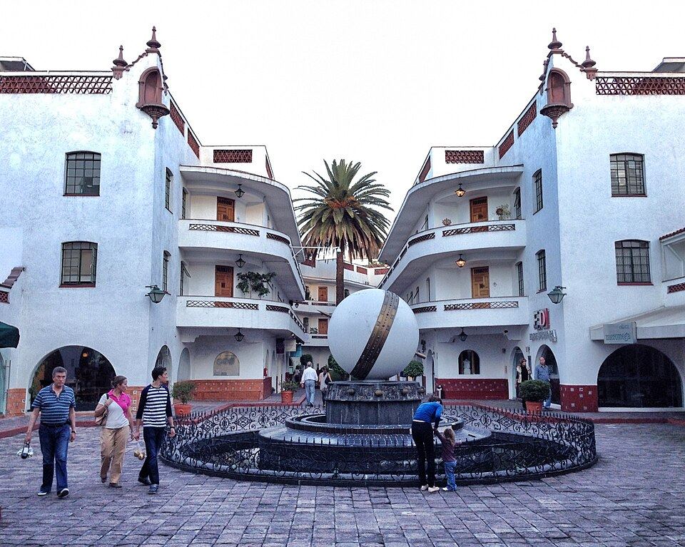 Pasaje Polanco, in California colonial style